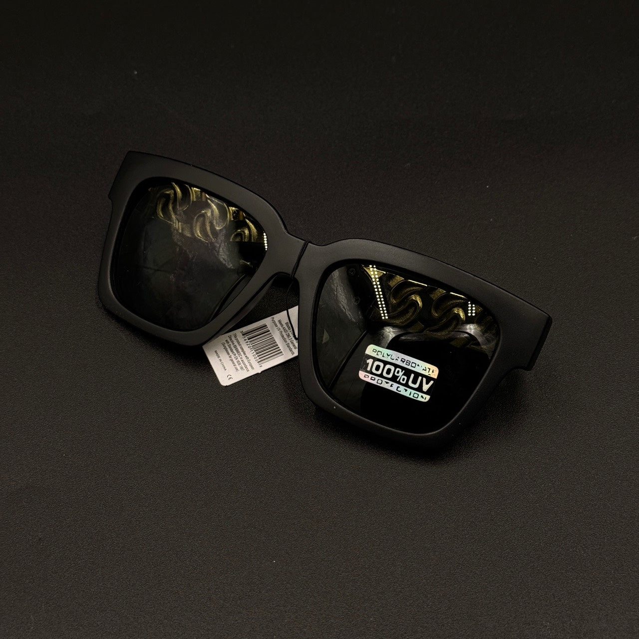 Solenne matte black gold green main