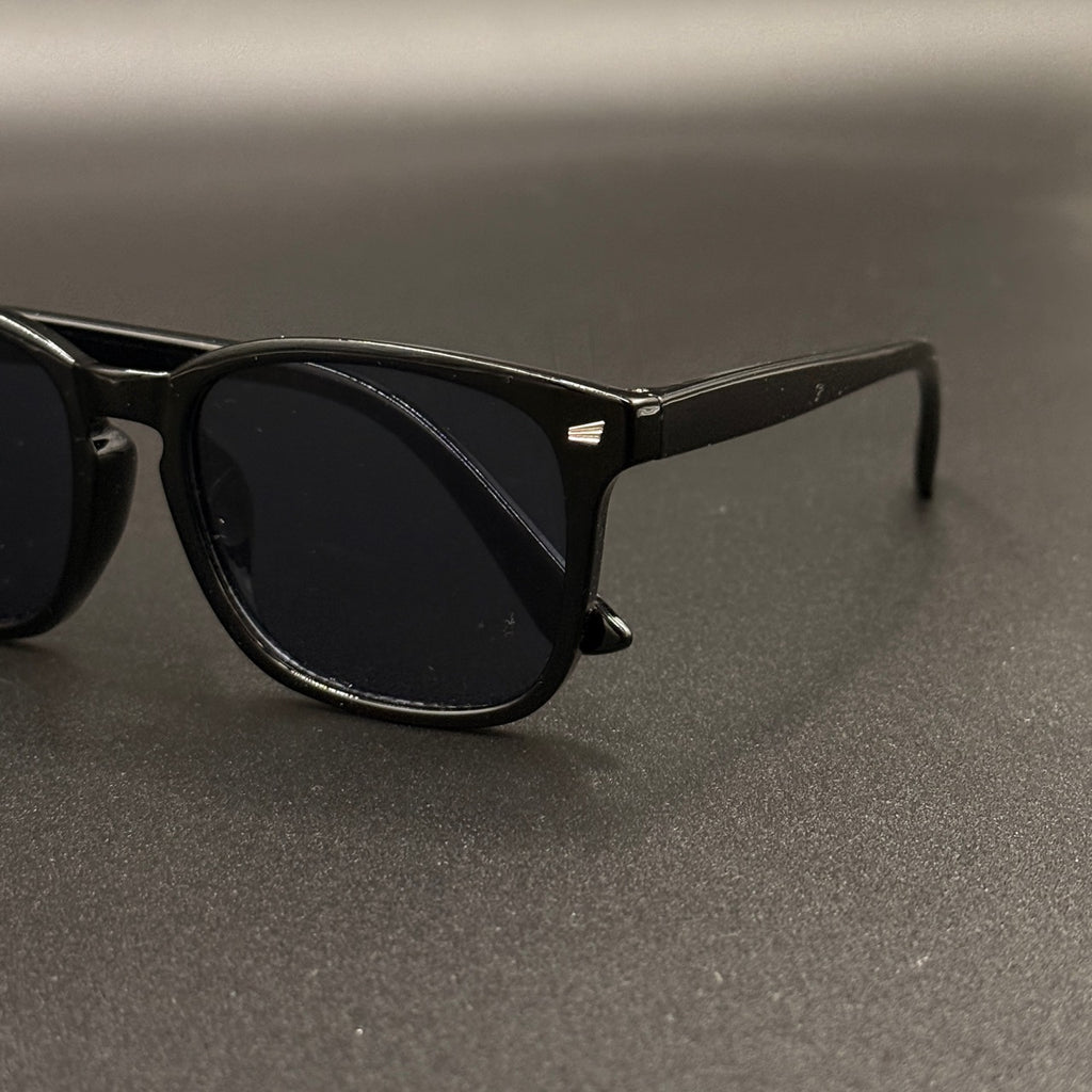 Mirelle glossy black temple detail