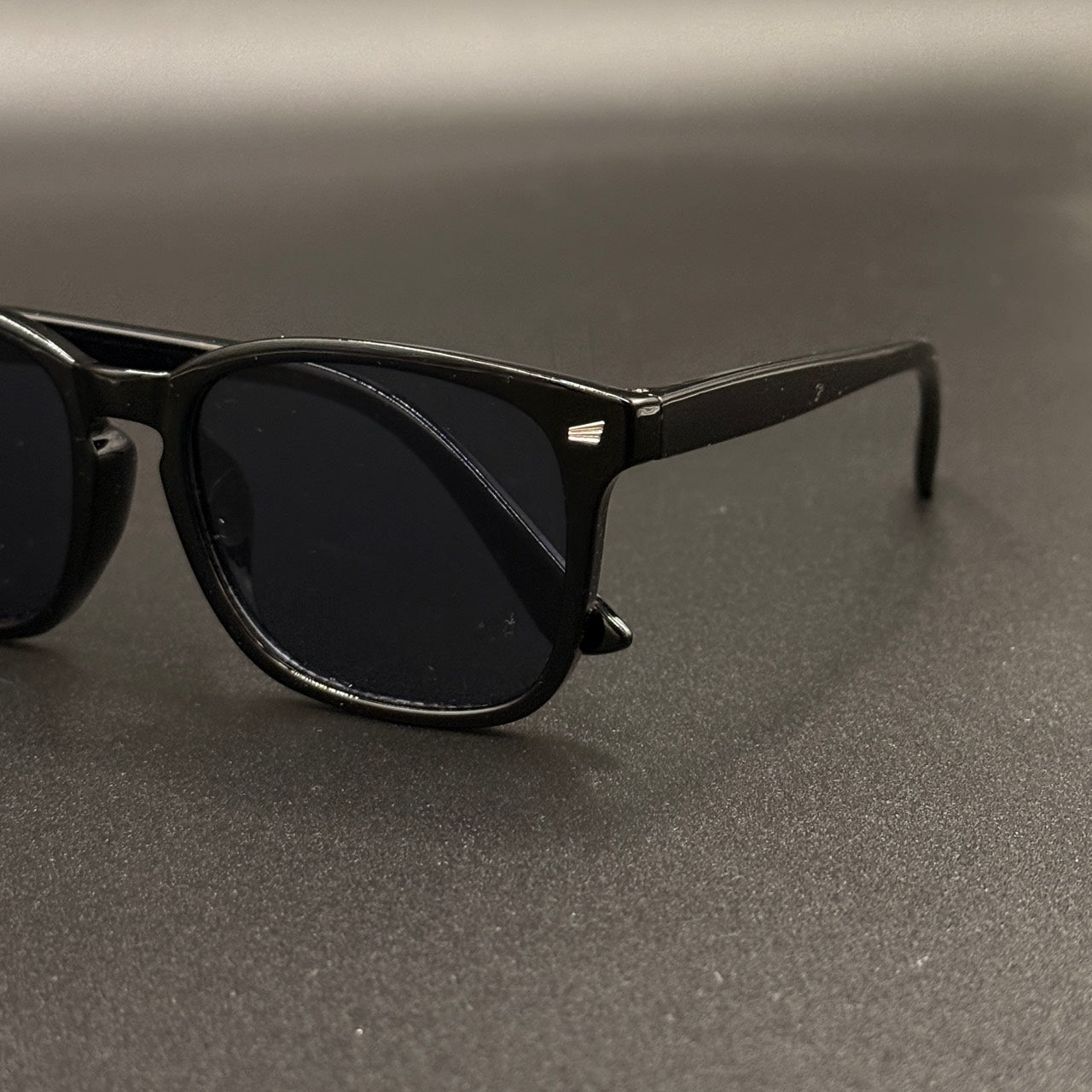Mirelle glossy black temple detail